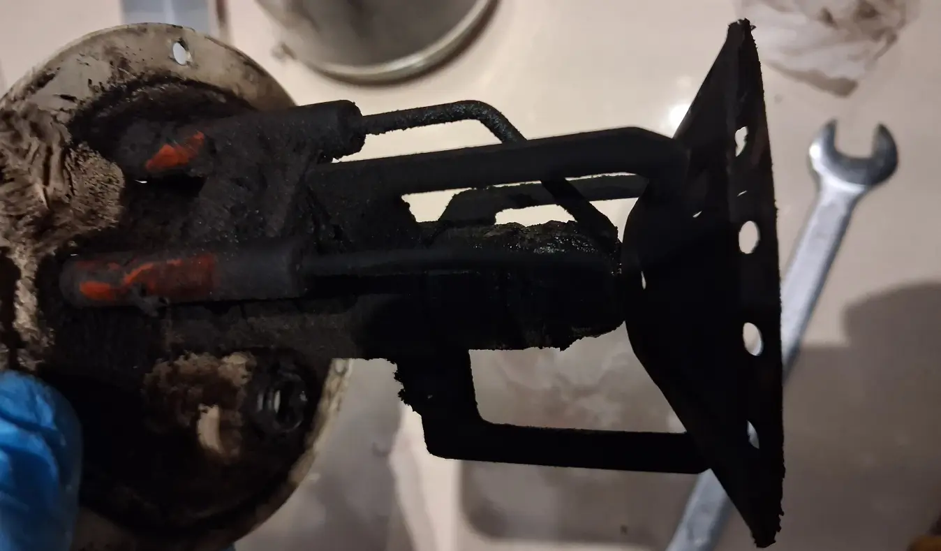 Dysza i palnik zanieczyszczone sadzą